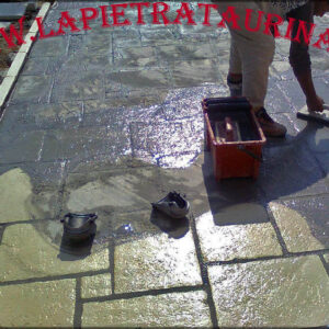 Pulizia della pavimentazione in pietra
