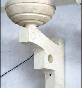 lampada con braccio da parete in pietra leccese