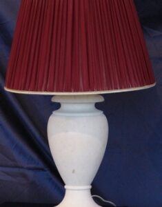 lampada da tavolo con paralume in stoffa in pietra leccese