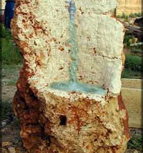 fontane realizzate da un masso naturale