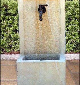 fontane a muro per arredo giardino in pietra