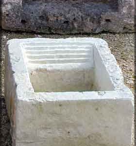 lavelli in pietra anticati per arredo giardino