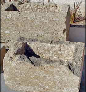 pile in tufo per arredo giardino