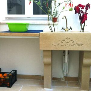 Cucina in pietra da esterno con muratura a vista