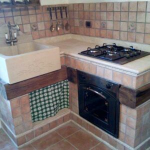 Cucina in muratura con ante in legno grezzo