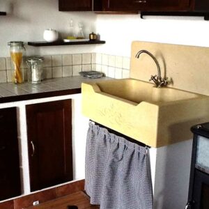 Cucina in muratura con lavello in pietra