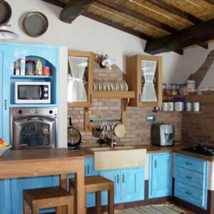 cucina in muratura in stile country in pietra a vista