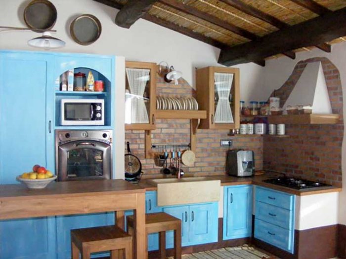 cucina in muratura in stile country in pietra a vista