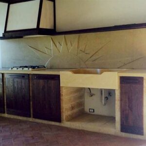 Cucina in muratura con top in marmo e piano cottura