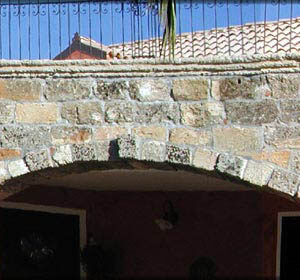 Archi con rivestimento e cornicione in tufo rustico