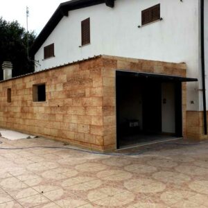 Rivestimento in pietra, tufo o carparo rosso per un garage