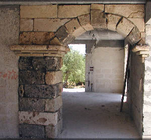 Nicchia realizzata con rivestimento in tufo rustico