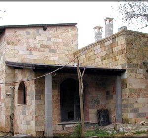 Villa con rivestimento in pietra a faccia vista.