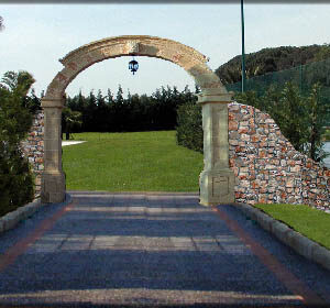 Archi in pietra per ingresso piscina