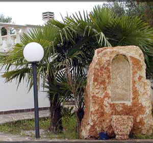 Edicola votiva realizzata da un unico masso in pietra