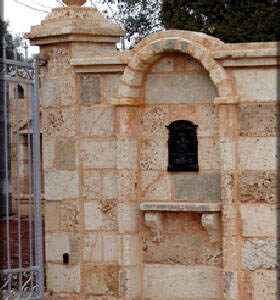 Portalettere da muro in pietra rustica