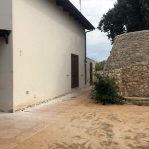 Rivestimento per la ristrutturazione di un trullo con giardino