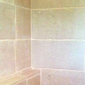 Rivestimento anticato in pietra leccese