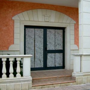 vetrata negozio con cornice in pietra