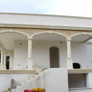 colonnato con archi in pietra