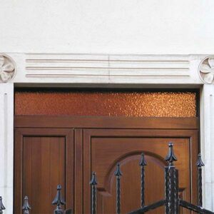 cornice in pietra leccese con lavorazione a fiori