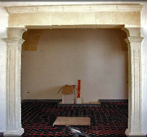 Rivestimento per un muro con finto arco in pietra