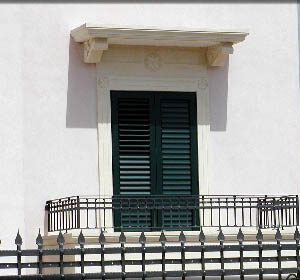Rivestimento per una porta con cornice in pietra