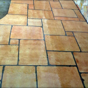 Pavimenti in pietra color cotto