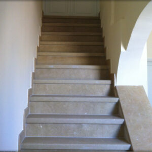 Rivestimento in lastre di pietra per scalinate