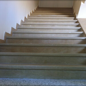 Rivestimento in lastroni di pietra per scale