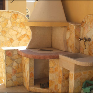 Rivestimento per angolo barbecue con lavello in pietra