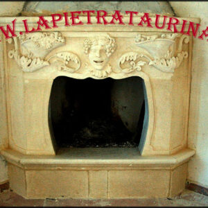 Rivestimento per camino in pietra leccese scolpita