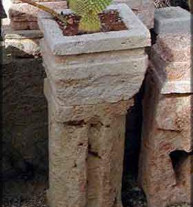 Vaso in pietra con colonna