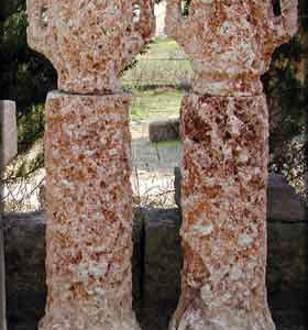 Vaso in pietra antico con colonna per arredo giardino