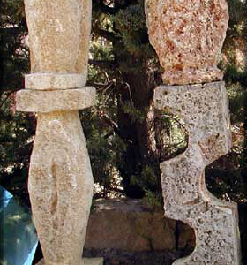 Vaso in pietra alto per giardino