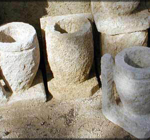 Vaso in pietra a forma di anfora